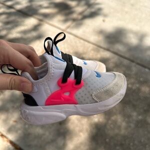 Adorable toddler Nikes. Size 6c